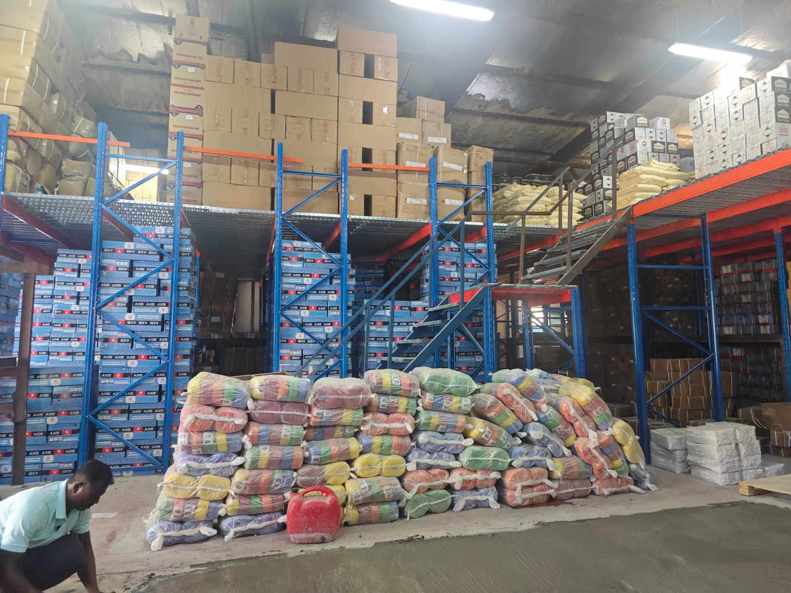 mezzanine-floor-racking-system-dubai-warehouse-optimization 2.mezzanine-floor-racking-system-dubai-warehouse-optimization