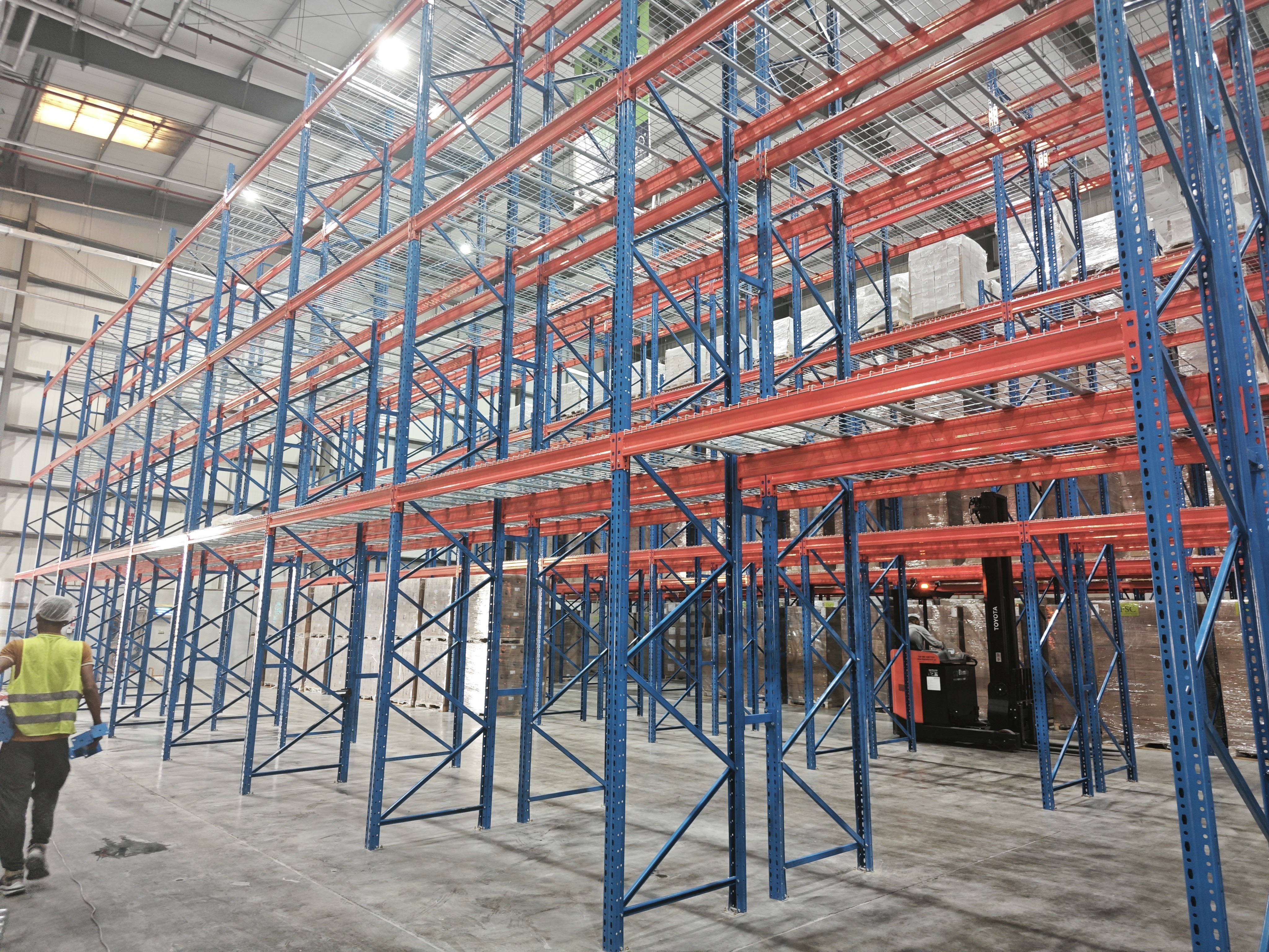 heavy-duty-pallet-racking-warehouse-optimization-middle-east-01