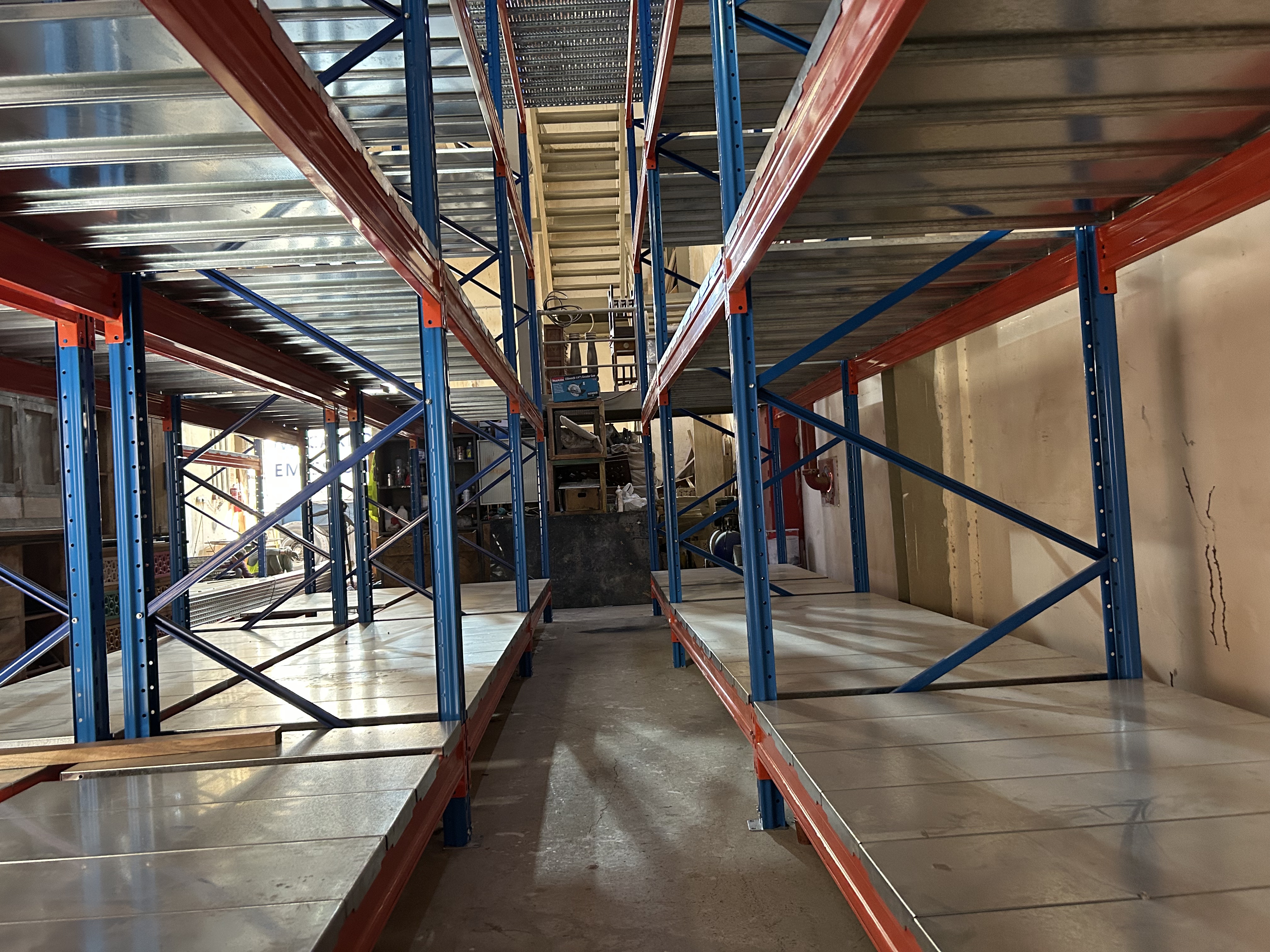 heavy-duty-racking-vs-mezzanine-floor-racking-03