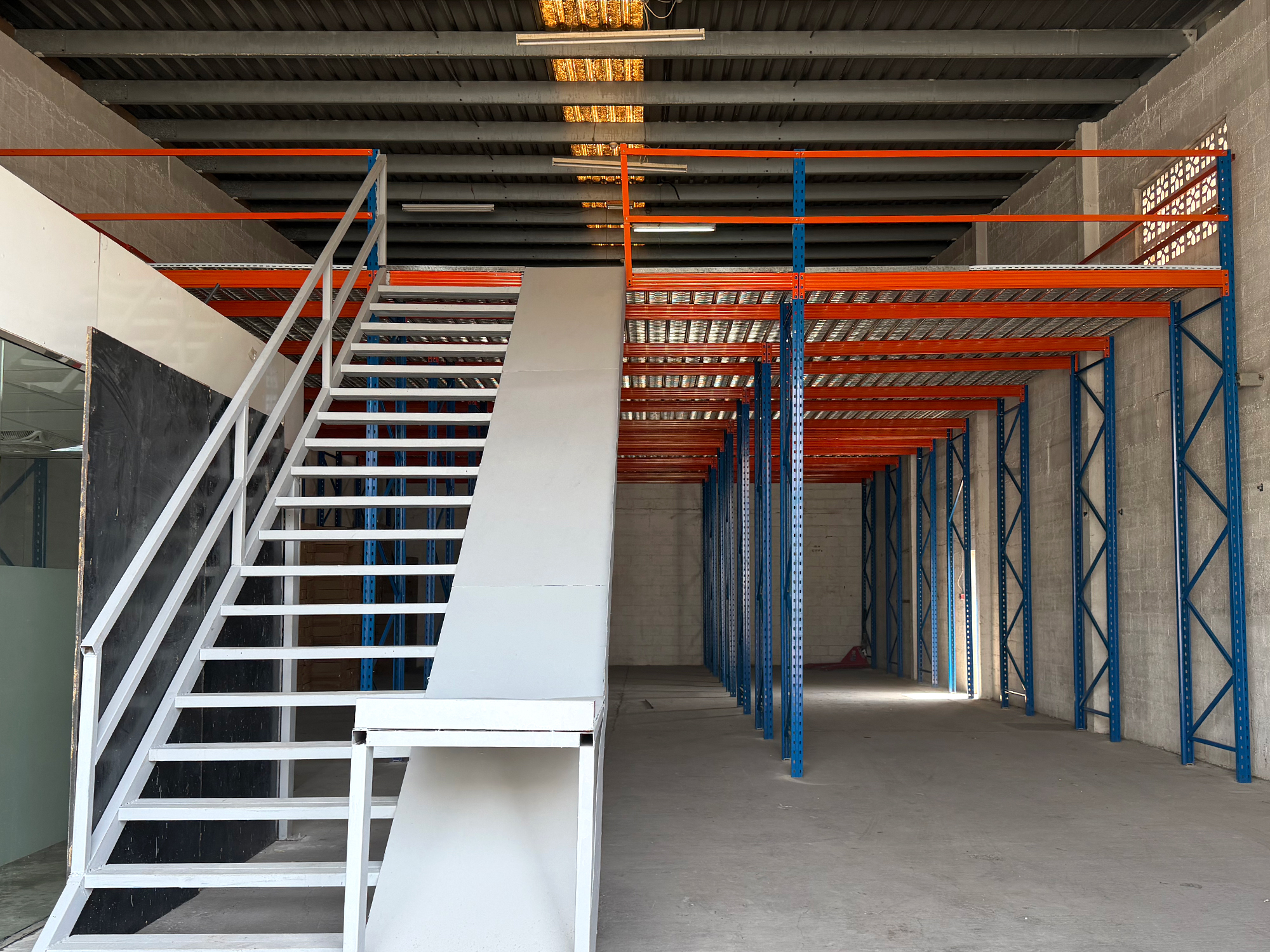 1.dubai-ras-al-khor-mezzanine-platform-racking-overview