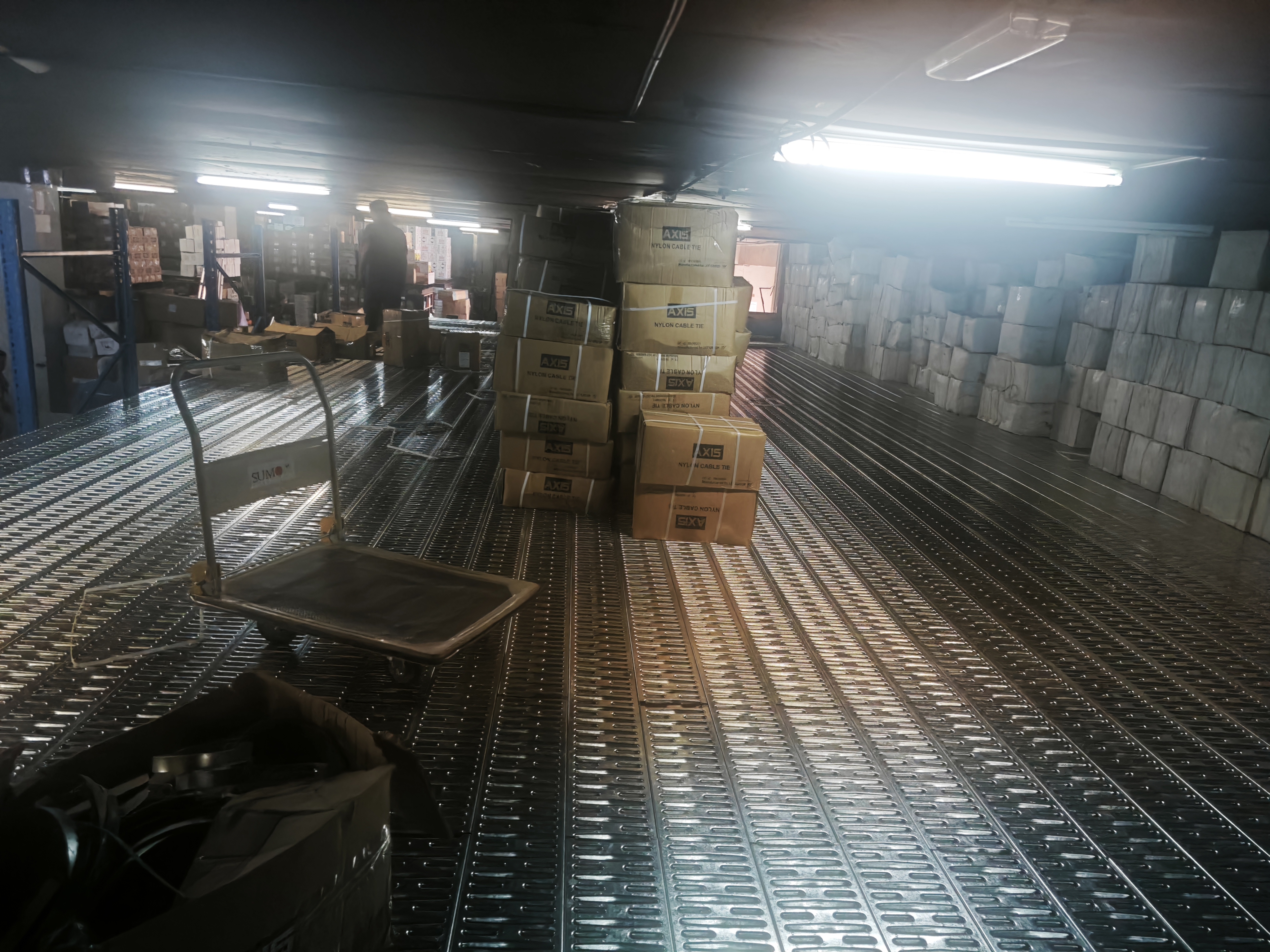05-dubai-mezzanine-racking-system-staircase