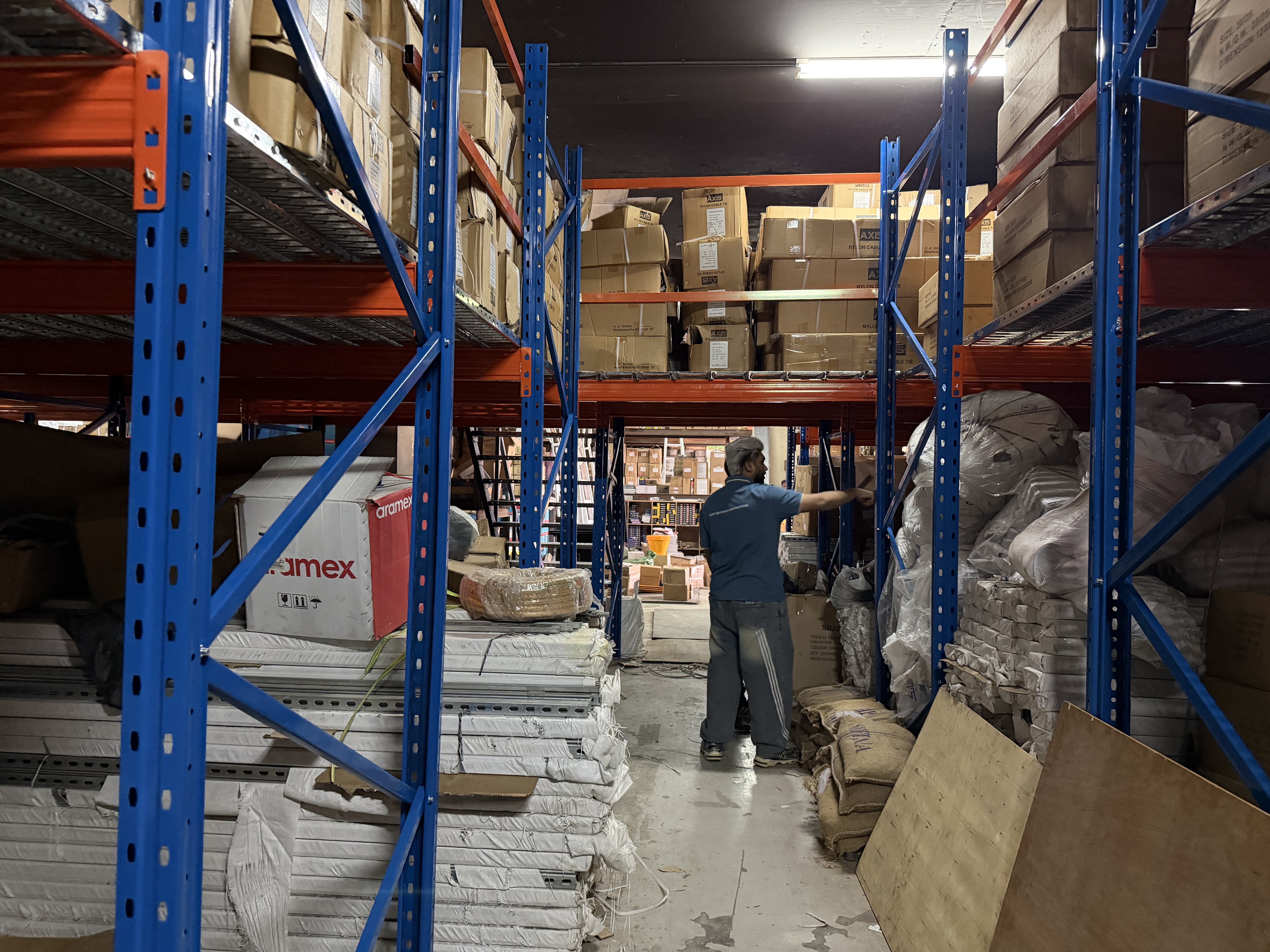 01-dubai-mezzanine-racking-system-staircase