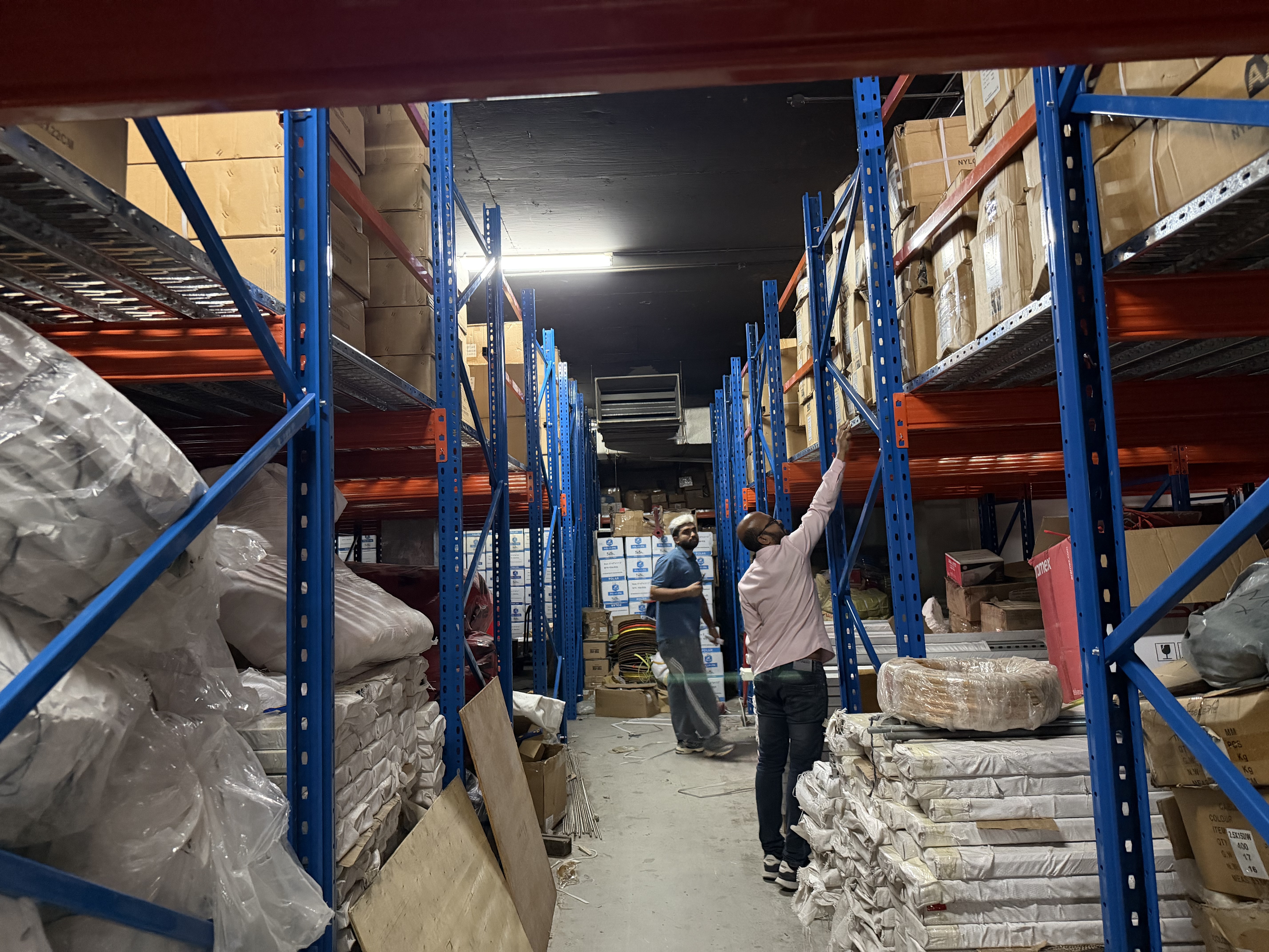 04-dubai-mezzanine-racking-system-staircase