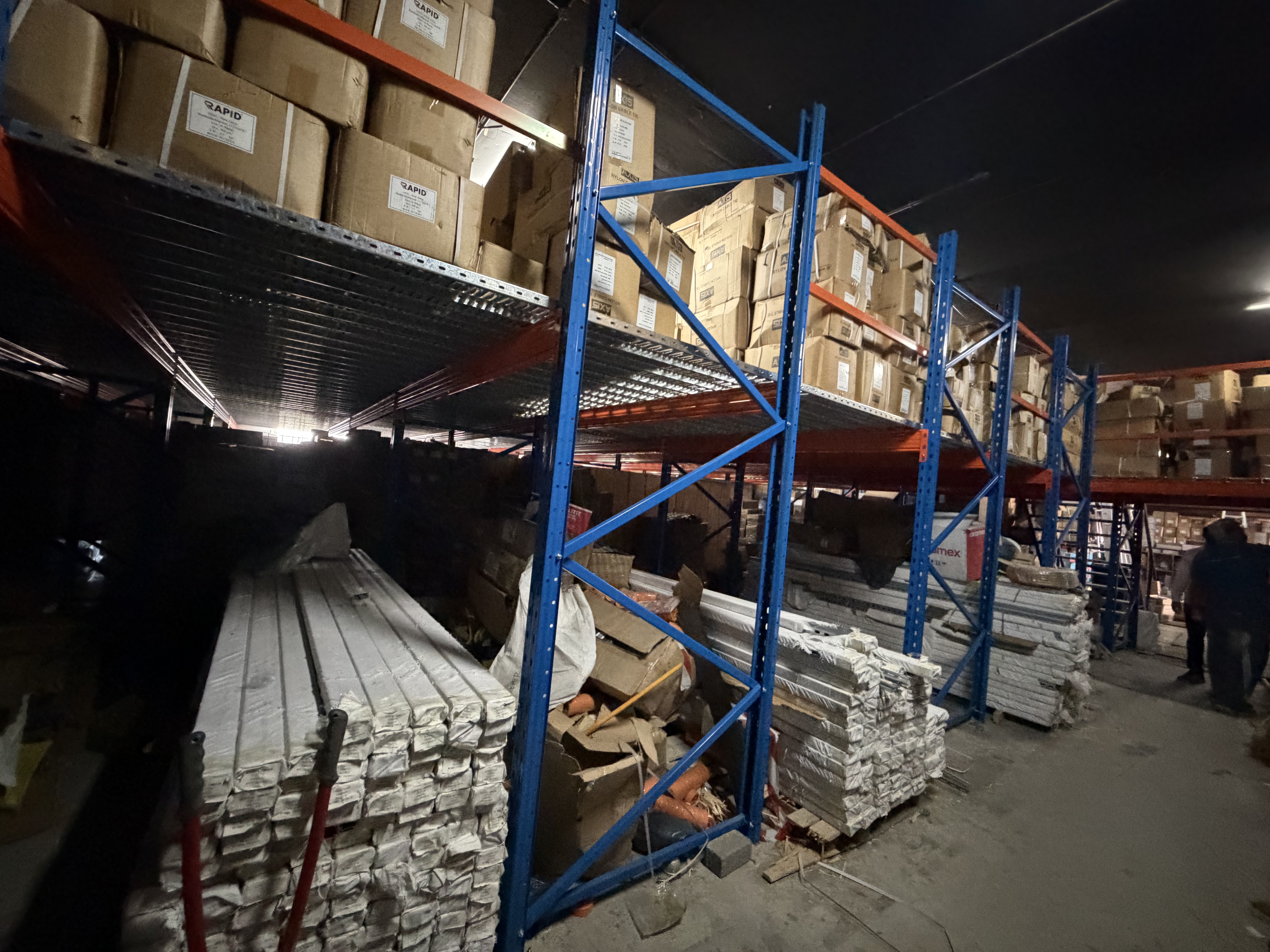 06-dubai-mezzanine-racking-system-staircase